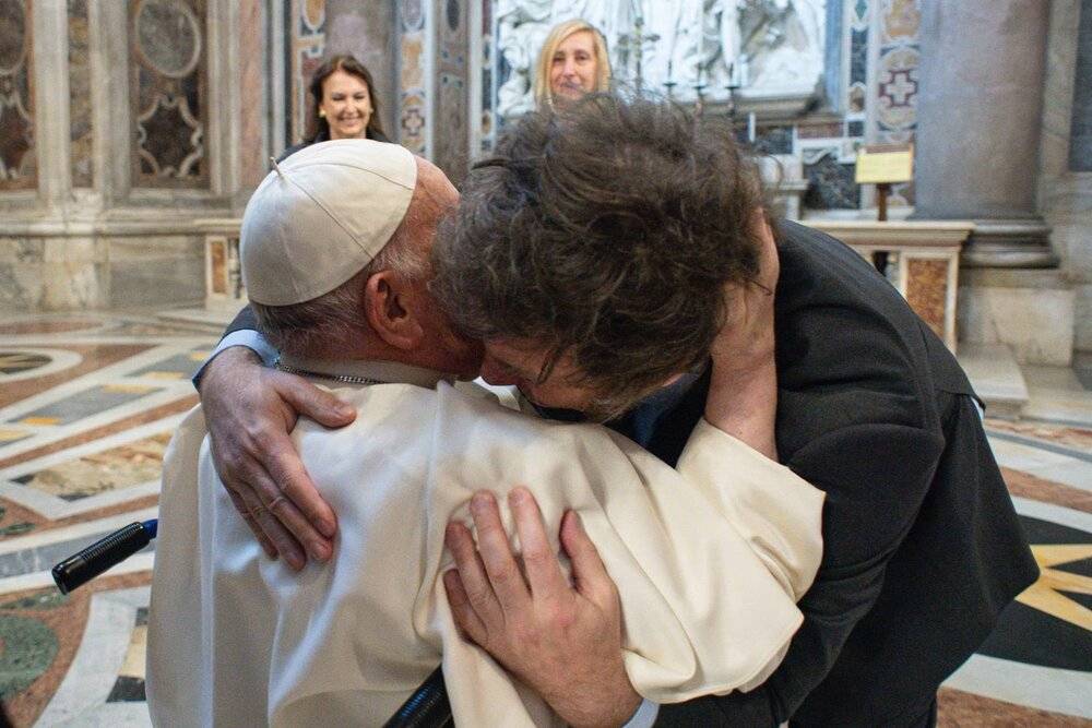 FOTOGRAFÍA. CIUDAD DEL VATICANO (EL VATICANO), 12 DE FEBRERO DE 2024. El Presidente de la República de Argentina y presidente del partido político del pueblo argentino La Libertad Avanza, Javier Gerardo  Milei, y la Secretaria General de la Presidencia, Karina Elizabeth Milei, se ha reunido hoy con su Santidad el Papa Francisco. "Dios bendiga al pueblo argentino". Oficina del Presidente Javier Gerardo Milei/Lasvocesdelpueblo (Ñ Pueblo)
