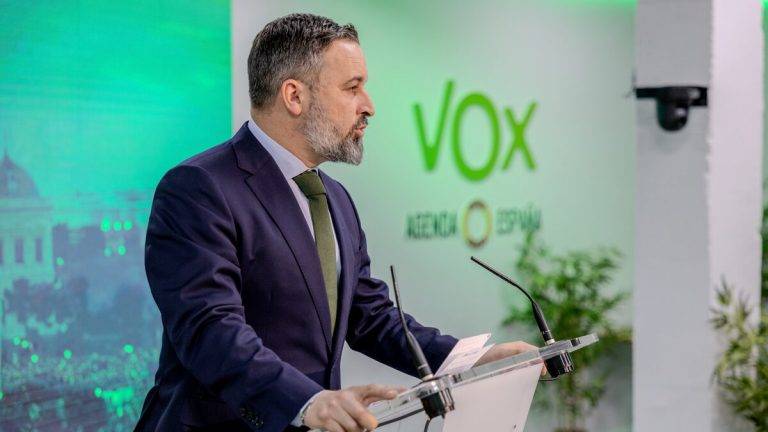 FOTOGRAFÍA. MADRID (REINO DE ESPAÑA), 12 DE FEBRERO DE 2024. Abascal: ¿Por qué se presenta el PP en Gerona y Lérida donde VOX tiene escaños y PP no?. El presidente de VOX, Santiago Abascal Conde, ofrece una rueda de prensa en la sede nacional de su formación en calle Bambú 12 de la ciudad de Madrid, España, sobre la actualidad política, tras la reunión semanal del Comité de Acción Política (CAP) de Vox. En el golpe en Cataluña hubo "heridos y víctimas sociales", advirtió el líder de Vox, dirigiéndose a los pro Amnistía e insultos del Partido Popular (PP) de la mano del nacionalista gallego amigo de narcos, Alberto Núñez Feijóo. Lasvocesdelpueblo (Ñ Pueblo)