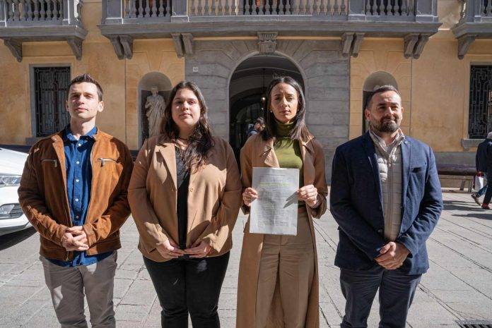 VOX lleva ante Anticorrupción al Gobierno del PSC y PP en M. FOTOGRAFÍA. MATARÓ (BARCELONA) REINO DE ESPAÑA, 23 DE FEBRERO DE 2024. Los integrantes del Grupo Municipal de VOX en el Ayuntamiento de Mataró (Barcelona), Judith Cortés Cortés (2° i), Mónica Lora Cisquer (c), José Casado Ortega (d) y Erik Iniesta Aragón (1° i), presentan una denuncia ante Anticorrupción por supuesta prevaricación administrativa para que antifraude investigue al régimen socialista de David Bote Paz (PSC). Lasvocesdelpueblo (Ñ Pueblo)