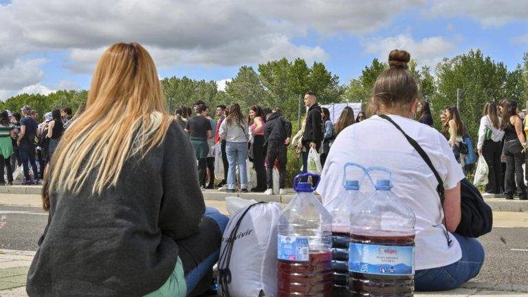 FOTOGRAFÍA. PALENCIA (REINO DE ESPAÑA), 12/05/2023.- Cientos de jóvenes asisten este viernes, a la Fiesta de la ITA (Ingenierías Tecnicas Agrarias), en Palencia. Largas colas y controles de seguridad y drogas han marcado el inicio de la Fiesta de la ITA, organizada por los alumnos de Ingenierías Agrarias de Palencia, que ha reunido a mas de 12.000 jóvenes en el parque Ribera Sur de Palencia. Efe