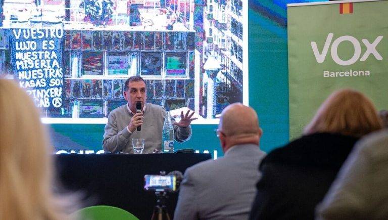 FOTOGRAFÍA. BARCELONA (REINO DE ESPAÑA), 23 DE FEBRERO DE 2024. Samuel Vázquez nuevo portavoz de inmigración de VOX. "Barcelona se ha convertido en una zona de confort criminal debido a la inmigración ilegal descontrolada y a las políticas de izquierda de connivencia con los delincuentes", ha explicado el ponente Samuel Vázquez Álvarez, presidente de la asociación "Una Policía para el Siglo XXI, escritor, articulista y grado en Criminología por la Universidad de Salamanca. El acto ha contado también con la intervención del diputado de VOX por Tarragona al Parlamento de Cataluña, Sergio Macián de Greef. Vázquez ha responsabilizado a las políticas de la izquierda, y en concreto de la exalcaldesa Ada Colau Ballano de favorecer una política procriminal con los manteros y los okupas que ha generado el auge de todo tipo de actividades delictivas cuya intensidad y violencia van en aumento debido al efecto llamada que provoca. Lasvocesdelpueblo  (Ñ Pueblo)