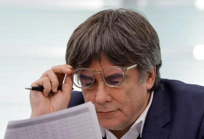 golpista fugado de la justicia española Carles Puigdemont Casamajó FOTOGRAFÍA. SIN FECHA Y LUGAR CONCRETADOS, FECHA HECHOS RELACIONADOS, GALICIA (REINO DE ESPAÑA), 10 DE FEBRERO DE 2024. La juez dicta Orden Europea por terrorismo contra Puigdemont. El presidente del Partido Popular y nacionalista gallego, Alberto Núñez Feijóo, y el propio Partido Popular (PP) se han posicionado hoy a favor de los indultos a los golpistas fugados de la Justicia española y a los condenados, concretando y dejando claro que indultarán al prófugo golpista Carles Puigdemont Casamajò, líder natural de la derecha separatista Junts per Catalunya (JxCat), Carles Puigdemont Casamajò (en la imagen), tras los últimos movimientos en el proceso judicial contra el fugados y compañías: investigación por terrorismo en los caso Tsunami Democrátic y Volhov y la reacción por carta de Puigdemont, quien daba por hecho que tumbaría el Gobierno de Pedro Sánchez Pérez-Castejón dado que si hubiera apoyado la investidura de Feijóo hoy nunca estaría bajo ninguna investigación por terrorismo o conspiración contra la Unión Europea, en referencia a la financiación del golpe (Procés) y apoyo militar del Gobierno de Rusia del presidente Vladimir Putin, un informe que ha puesto la UE en alerta y derrumbado la imagen de Puigdemont en toda la Comunidad Europea, donde está ya visto como un socio necesario del Kremlin en la desestabilización de la UE desde Cataluña. Una resolución del Parlamento Europeo ha reclamado a España una investigación contra Puigdemont para aclarar los hechos ya probados en el Caso Volhov aún en fase de instrucción en la Audiencia Nacional. El "terrorista" Carles Puigdemont Casamajó acabará en prisión. Efe
