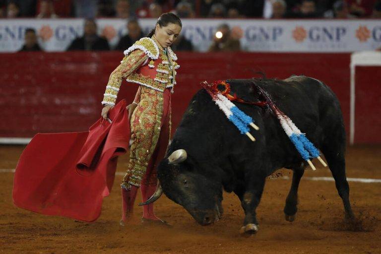 Oreja inmerecida y aplausos merecidos para el toro