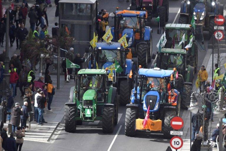 FOTOGRAFÍA. REINO DE ESPAÑA, 07 DE FEBRERO DE 2024. Prisión por "atentado" con vehículo a policías de en protestas . caravana de tractores cortando una calle. Efe