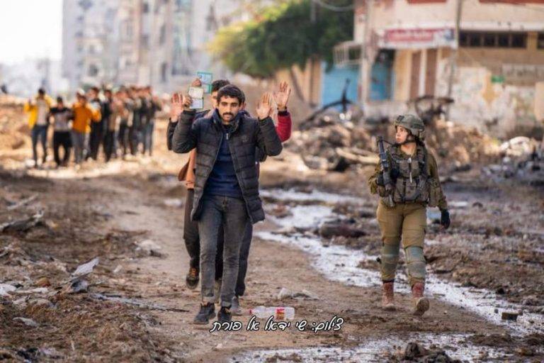FOTOGRAFÍA. GAZA (PALESTINA), 31 DE ENERO DE 2024. Mujer israelí captura a terroristas de Hamás. Una guerra santa captura a centenares de terroristas del Hamás en Gaza. "Mire a su mujer guerrera al frente de los terroristas de Hamás que se rindieron. El mundo nunca pensó que Israel iba a ganar esta guerra tan difícil. Fuentes de Inteligencia Militar de Israel/Lasvocesdelpueblo (Ñ Pueblo) 