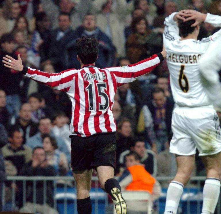 FOTOGRAFÍA. MADRID (REINO DE ESPAÑA), 19 DE FEBRERO DE 2005. 15 derrotas y 3 empates del Athletic en el Bernabéu los últimos 19 años. Andoni Iraola (izda), del Athletic de Bilbao, celebra el segundo gol de su equipo frente al Real Madrid, ante la lamentación de Iván Helguera, en el partido de la Primera División de fútbol que ambos equipos disputaron en el estadio Santiago Bernabéu. Efe