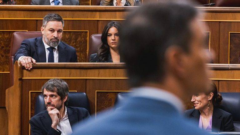 FOTOGRAFÍA. MADRID (REINO DE ESPAÑA), 20 DE MARZO DE 2024. El Pleno del Congreso de los Diputados ha registrado este miércoles, en una foto, al líder de la oposición en España y presidente del Grupo Parlamentario de VOX, Santiago Abascal Conde (i), junto a la portavoz parlamentaria de la resistencia española al sanchismo y antiEspaña, la joven política cordobesa, María José Rodríguez de Millán Parro (Pepa Millán) (i), visiblemente muy preocupados siguiendo el discurso de la alta traición y de la arbitrariedad del líder del régimen sanchista y secretario general del Partido Socialista, Pedro Sánchez Pérez-Castejón (primer plano). La Resistencia española se conjura para tumbar el sanchismo y activa todo su aparato jurídico contra la ley corrupta de Amnistía criminal, forzando un conflicto institucional entre las Cortes Generales del Estado para que dicha norma criminal muera entre Senado y Congreso de los Diputados y nunca salga publicada en el Boletín Oficial del Estado (BOE). Lasvocesdelpueblo (Ñ Pueblo)
