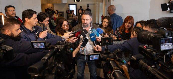 FOTOGRAFÍA. VITORIA (LAS VASCONGADAS) REINO DE ESPAÑA, 24 DE MARZO DE 2024. Garriga al 12M catalán y Buxadé y Girauta al 9J europeo. El presidente de VOX, Santiago Abascal Conde, ha anunciado este domingo durante su comparecencia ante la prensa, tras la celebración del Comité Ejecutivo Nacional (CEN) de esta mañana en Vitoria, las Vascongadas, las ratificaciones de las listas electorales de su formación a las elecciones vascongadas del 21 de abril, lideradas por la diputada vasca María Amaia Martínez Grisaleña (Amaia Martínez); a las elecciones catalanas del 12 de mayo de 2024, lideradas por el secretario general del partido y presidente del Grupo Parlamentario de la formación en Cataluña, Ignacio Garriga Vaz de Concieçao; y las de las elecciones europeas del 6 y 9 de junio de 2024, lideradas por actual jefe de la delegación de VOX al Parlamento Europeo, Jorge Buxadé Villalba; el vicepresidente del Grupo Parlamentario en la Eurocámara, Hermann Leopoldo Tertsch del Valle-Lersundi (Hermann Tertsch), y al exdirigente de Ciutadans Partit de la Ciutadanía Ciudadanos (Cs) y portavoz del grupo Parlamentario de Cs en el Congreso de los Diputados, Juan Carlos Girauta Vidal. Lasvocesdelpueblo (Ñ Pueblo).