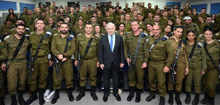 FOTOGRAFÍA. JERUSALÉN (ISRAEL), VIERNES SANTO 29 DE MARZO DE 2024. Bibi: Israel ganará con ayuda de Dios. El comandante jefe de esta guerra contra el terrorismo islamista y primer ministro del pueblo hebreo, Bibi (Benjamin Netanyahu), posa con los Guerreros Santos, en su mayoría mujeres, con el motivo del día festivo en Israel, el Sabbat (Sábado). "Shabat Shalom", firma Bibi (Benjamin Netanyahu). En la actualidad, la presión internacional de la antiIsrael y antisemitismo consiste en hacer caer el Gobierno del país judío que lidera el comandante jefe de esta guerra contra el terrorismo islamista, Bibi (Benjamin Netanyahu); una estrategia peligrosa a la que se ha prestado el régimen socialista del presidente de los Estados Unidos de América, Joseph Robinette Biden Jr. (Joe Biden), creyendo que votando contra Israel en el Consejo de Seguridad de la ONU provocaría la caída del Gobierno en Israel o al menos habría una grave crisis de Gobierno en el país hebreo, lo que, a su vez, rebajaría las exigencias de los grupos terroristas del ISIS de gaza quienes aceptarían liberar a los rehenes. Pero, ni los terroristas no han caído ni el Gobierno de Israel está en crisis ni piensa adelantar elecciones en el país porque sería dar oxígeno a ISIS y dejar sin protección al pueblo de Israel durante al menos 6 meses si el país consigue un Gobierno estable tras esos comicios al Knesset (Parlamento de Israel). Bibi (Benjamin Netanyahu)/Lasvocesdelpueblo (Ñ Pueblo)