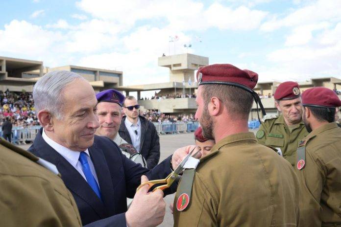 FOTOGRAFÍA. JERUSALÉN (ISRAEL), 07 DE MARZO DE 2024. Israel prohíbe a España "prestar servicios" a Palestina. El comandante jefe y primer ministro Israel, "Bibi" (Benjamín Netanyahu), visita a las tropas del Ejército de defensa de Israel (Tzáhal). "Con nuestros nuevos oficiales. Quien habló de "telarañas", hoy se encuentra con los leones". "¡Te saludo!", aseguró Bibi. Oficina del Primer Ministro de Israel/Lasvocesdelpueblo (Ñ Pueblo)