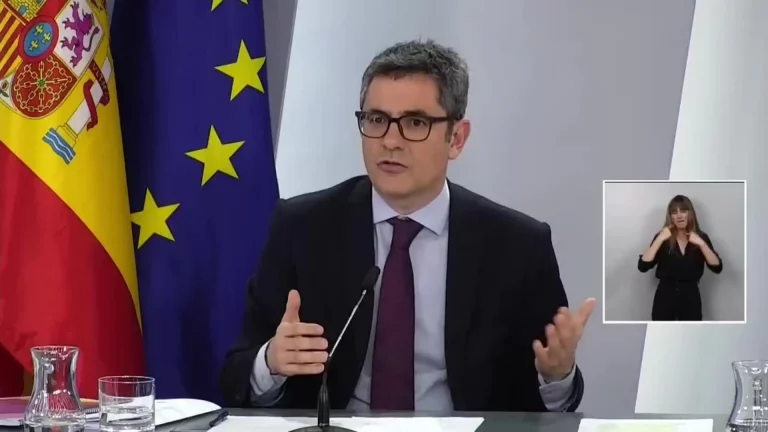 FOTOGRAFÍA. MADRID (REINO DE ESPAÑA), 26 DE MARZO DE 2024. Bolaños dice que Matagalls miente sobre referéndum. El dirigente del Partido Socialista Obrero Español (PSOE) y ministro de la Presidencia, Justicia y Relaciones con las Cortes, Félix Bolaños García, durante una comparecencia en el Palacio del Gobierno de España, La Moncloa, posterior al Consejo de Ministros de este martes Santo 2024, 26 de marzo. Lasvocesdelpueblo (Ñ Pueblo)