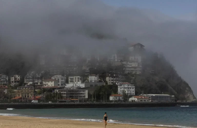 FOTOGRAFÍA. SAN SEBASTIÁN (LAS VASCONGADAS) REINO DE ESPAÑA, 22 DE MARZO DE 2023. Chubascos tormentosos y tiempo estable en España. Una mujer camina por la playa de Ondarreta de San Sebastián, comunidad autónoma de las Vascongadas, Reino de España. Efe