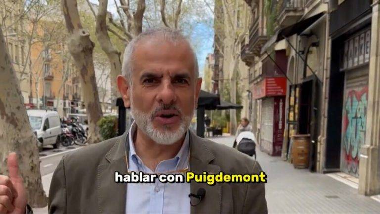 FOTOGRAFÍA. BARCELONA (REINO DE ESPAÑA), 27 DE MARZO DE 2024. Cs destapa el engaño de Feijóo: Hablar con Puigdemont El candidato de Ciutadans Partit de la Ciutadanía Ciudadanos (Cs) a presidir el Gobierno de la Generalitat de Catalunya y un de los últimos rescatadores de la idea Ciutadans, Carlos Carrizosa Torres, este Miércoles Santo, durante una declaración institucional de su candidatura al 12M catalán por las calles de Barcelona, desde donde ha cargado fuerte contra las traiciones de la derechista cobarde Partido Popular, una calle Génova 13 de Madrid que ha delegado este miércoles a su "marioneta" candidato de los populares a 12M, Alejandro Fernández Álvarez, la misión de ir preparando el terreno de la nueva alta traición tras los ofrecimientos de la amnistía durante 24 horas y los indultos del PP al golpista fugado Carles Puigdemont Casamajó. Lasvocesdelpueblo (Ñ Pueblo)