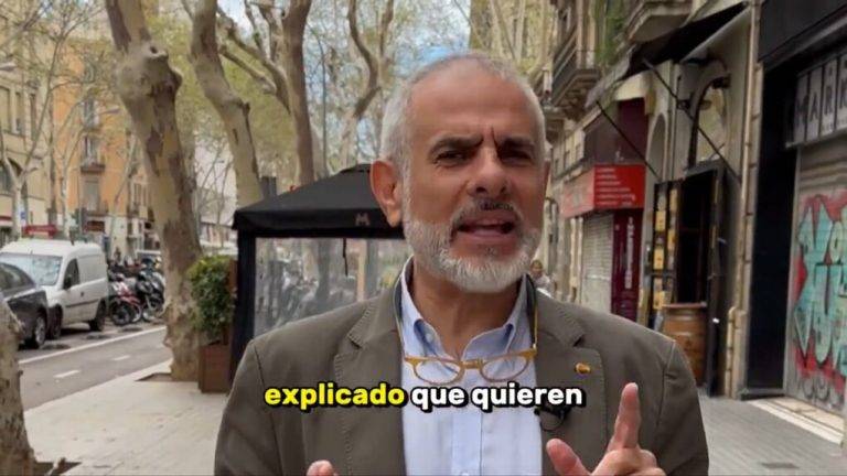 FOTOGRAFÍA. BARCELONA (REINO DE ESPAÑA), 27 DE MARZO DE 2024. Listas de Cs al 12M catalán. Cs destapa el engaño de Feijóo: Hablar con Puigdemont El candidato de Ciutadans Partit de la Ciutadanía Ciudadanos (Cs) a presidir el Gobierno de la Generalitat de Catalunya y un de los últimos rescatadores de la idea Ciutadans, Carlos Carrizosa Torres, este Miércoles Santo, durante una declaración institucional de su candidatura al 12M catalán por las calles de Barcelona, desde donde ha cargado fuerte contra las traiciones de la derechista cobarde Partido Popular, una calle Génova 13 de Madrid que ha delegado este miércoles a su "marioneta" candidato de los populares a 12M, Alejandro Fernández Álvarez, la misión de ir preparando el terreno de la nueva alta traición tras los ofrecimientos de la amnistía durante 24 horas y los indultos del PP al golpista fugado Carles Puigdemont Casamajó. Lasvocesdelpueblo (Ñ Pueblo)