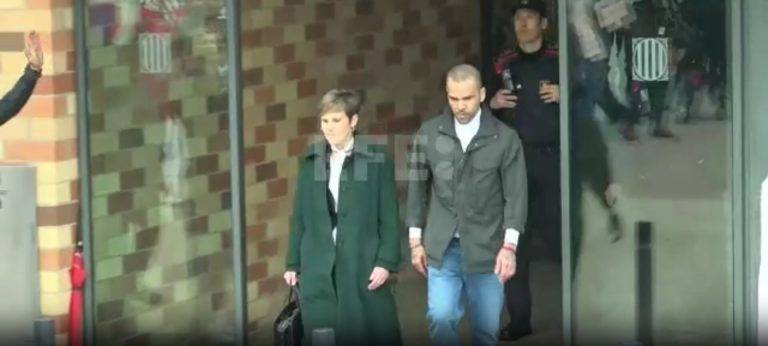 FOTOGRAFÍA. BARCELONA (REINO DE ESPAÑA), 25 DE MARZO DE 2024. El futbolista exjugador de FC Barcelona e internacional de Brasil, Daniel Alves da Silva (Dani Alves), ha salido esta tarde de la prisión de Brians 2 (Barcelona) tras depositar hoy en el juzgado el millón de euros de fianza que le impuso el pasado miércoles la Audiencia de Barcelona para concederle la libertad provisional, mientras se resuelven los recursos por su condena por violar a una joven en 2022 en los baños VIP de la discoteca Sutton de Barcelona.pantallazo vídeo EFe/Lasvocesdelpueblo (Ñ Pueblo)