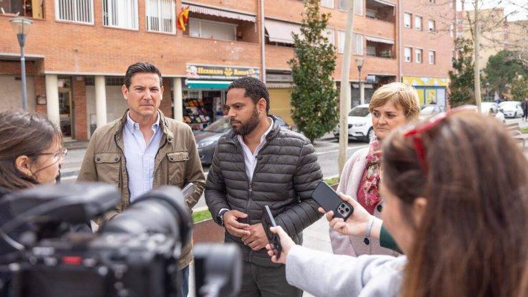 FOTOGRAFÍA. BARRIO DE TORREFORTA DE TARRAGONA (TARRAGONA) REINO DE ESPAÑA, 21 DE FEBRERO DE 2024. Desalojar al separatismo y socialismo el 12M. El presidente del Grupo Parlamentario de VOX en el Parlament de Catalunya y secretario general del partido, Ignacio Garriga Vaz de Conceiçao, junto al nuevo presidente del Comité Ejecutivo Provincial de VOX provincia de Tarragona (CEP), diputado portavoz adjunto del Grupo Parlamentario en la Cámara catalana y letrado de la Administración de Justicia, Sergio Macian de Greef (i), e integrantes del Grupo Municipal en Ayuntamiento de Tarragona, ha advertido hoy de que "el próximo 12 de mayo tenemos que elegir entre seguridad o inmigración masiva e ilegal". Lasvocesdelpueblo (Ñ Pueblo)