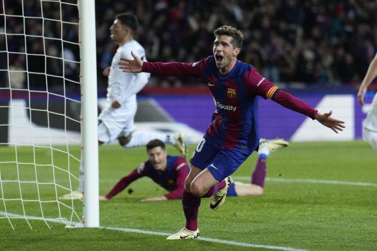 FOTOGRAFÍA. BARCELONA (REINO DE ESPAÑA), 12 DE FEBRERO DE 2024. Champions 2025: El Barça se enfrentará a Young Boys y Brest.- El centrocampista del FC Barcelona, Sergi Roberto, celebra el tercer gol del equipo blaugrana durante el encuentro correspondiente a la vuelta de los octavos de final de la Liga de Campeones que FC Barcelona y Napoles disputaron en el estadio Lluis Company, en Barcelona. Efe