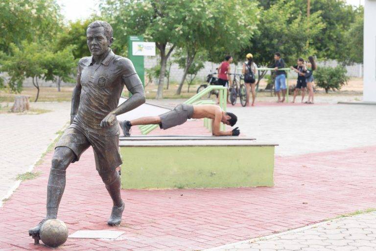 FOTOGRAFÍA. JUAZEIRO (BRASIL), 28/03/2024.- Estatua del héroe de Brasil Dani Alves en Juazeiro. Detalle de una escultura en homenaje al futbolista exjugador de FC Barcelona e internacional de Brasil (capitán de la Selección brasileña), Daniel Alves da Silva (Dani Alves), el 27 de marzo de 2024, en Juazeiro (Brasil). La estudiante y activista brasileña Manuella Tyler Medrado ha llevado a la Justicia una petición para retirar una estatua que homenajea al futbolista Daniel Alves en Juazeiro, su ciudad natal, después de que fuera condenado en España por una violación sexual en Barcelona (Reino de España). Efe 
