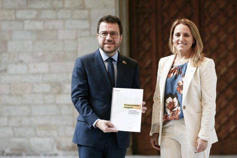 BARCELONA (REINO DE ESPAÑA), 19/03/2024.- Exigimos un Cupo Catalán: Todos los impuestos para Cataluña. El presidente de la Generalitat, Pere Aragonès García (ERC), recibe de manos de la consellera de Economía y Hacienda, Natàlia Mas (ERC), la propuesta de "financiación singular" para Cataluña, con la premisa de reducir el "déficit fiscal", cifrado en 22.000 millones de euros, si bien también prevé que siga habiendo "mecanismos de cooperación" con el conjunto del Estado. Efe