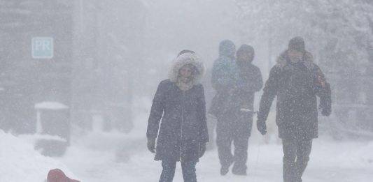 FOTOGRAFÍA CEBRERO (REINO DE ESPAÑA), 02 DE MARZO DE 2024. Nevadas y precipitaciones en España. Varias familias juegan en la nieve acumulada, este sábado en Pedrafita do Cebrero​ (Lugo) Galicia (Reino de España). Efe