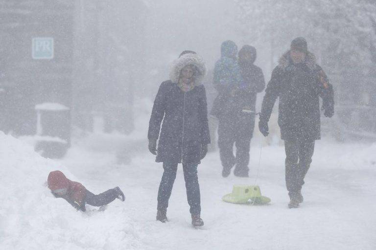 FOTOGRAFÍA CEBRERO (REINO DE ESPAÑA), 02 DE MARZO DE 2024. Nevadas y precipitaciones en España. Varias familias juegan en la nieve acumulada, este sábado en Pedrafita do Cebrero​ (Lugo) Galicia (Reino de España). Efe
