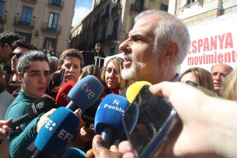 FOTOGRAFÍA. BARCELONA (REINO DE ESPAÑA), 10 DE MARZO DE 2024. Más de 5.000 personas, movilizados en tres días, rechazan los planes sanchistas con sus socios separatistas de eliminar el delito de terrorismo, traición a España y malversación (corrupción) del Código penal, imponiendo una Ley corrupta de Amnistía al golpe terrorista de 2017 en Cataluña y abriendo las puertas a la celebración de un referéndum de autodeterminación en Cataluña en los próximos meses. En representación de todas las entidades adheridas a la convocatoria, ha intervenido el jurista catalán y presidente de asociación Convivencia Cívica Catalana, Ángel Escolano Rubio. Protesta en Barcelona contra peor perro de España (Perro Sánchez). La protesta ha contado con el apoyo de VOX, Partido Popular y Ciutadans Partit de la Ciudadanía Ciudadanos (Cs), cuyo dirigentes: Ignacio Garriga Vaz de Conceiçao, Lorena Roldán Suárez y Carlos Carrizosa Torres -respectivamente- han hecho declaraciones de repulsa a la prensa contra la Amnistía corrupta. Ni olor del Partit dels Socialistes de Catalunya (PSC), ausencia criticada por la Organización, en palabras del presidente de Associació Empresaris de Catalunya, Josep Bou Vila. Los catalanes han leído un manifiesto unitario antiamnistía y en favor de la convivencia pacífica en toda España, en palabras del periodista catalán, Miquel Giménez Gómez. La activista venezolana con doble nacionalidad española,y concejala de VOX en el Ayuntamiento de Viladecans, Josling Efigenia Montilva Peralta, también ha intervenido en el acto. Lasvocesdelpueblo (Ñ Pueblo)