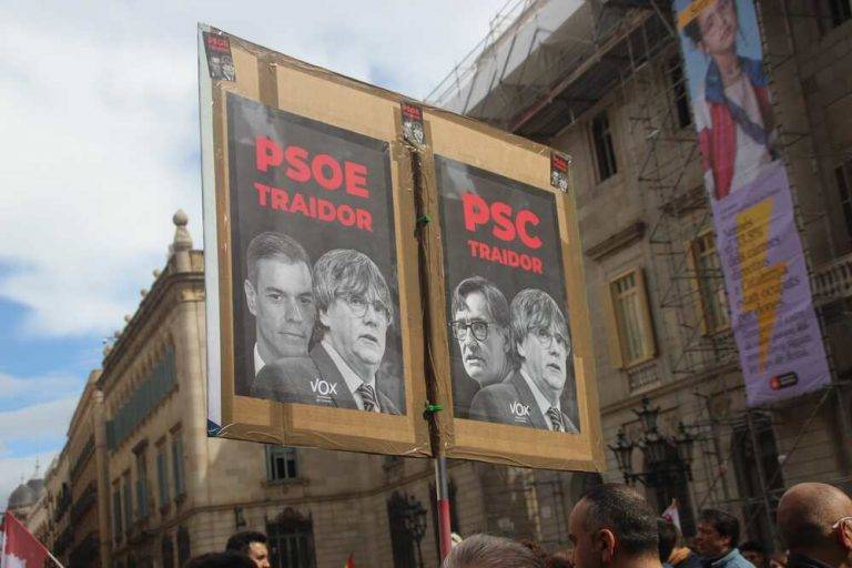 FOTOGRAFÍA. BARCELONA (REINO DE ESPAÑA), 10 DE MARZO DE 2024. Aragón recurre la ley corrupta de Amnistía criminal. Más de 5.000 personas, movilizados en tres días, rechazan los planes sanchistas con sus socios separatistas de eliminar el delito de terrorismo, traición a España y malversación (corrupción) del Código penal, imponiendo una Ley corrupta de Amnistía al golpe terrorista de 2017 en Cataluña y abriendo las puertas a la celebración de un referéndum de autodeterminación en Cataluña en los próximos meses. En representación de todas las entidades adheridas a la convocatoria, ha intervenido el jurista catalán y presidente de asociación Convivencia Cívica Catalana, Ángel Escolano Rubio. Protesta en Barcelona contra peor perro de España (Perro Sánchez). La protesta ha contado con el apoyo de VOX, Partido Popular y Ciutadans Partit de la Ciudadanía Ciudadanos (Cs), cuyo dirigentes: Ignacio Garriga Vaz de Conceiçao, Lorena Roldán Suárez y Carlos Carrizosa Torres -respectivamente- han hecho declaraciones de repulsa a la prensa contra la Amnistía corrupta. Ni olor del Partit dels Socialistes de Catalunya (PSC), ausencia criticada por la Organización, en palabras del presidente de Associació Empresaris de Catalunya, Josep Bou Vila. Los catalanes han leído un manifiesto unitario antiamnistía y en favor de la convivencia pacífica en toda España, en palabras del periodista catalán, Miquel Giménez Gómez. La activista venezolana con doble nacionalidad española,y concejala de VOX en el Ayuntamiento de Viladecans, Josling Efigenia Montilva Peralta, también ha intervenido en el acto. Lasvocesdelpueblo (Ñ Pueblo)