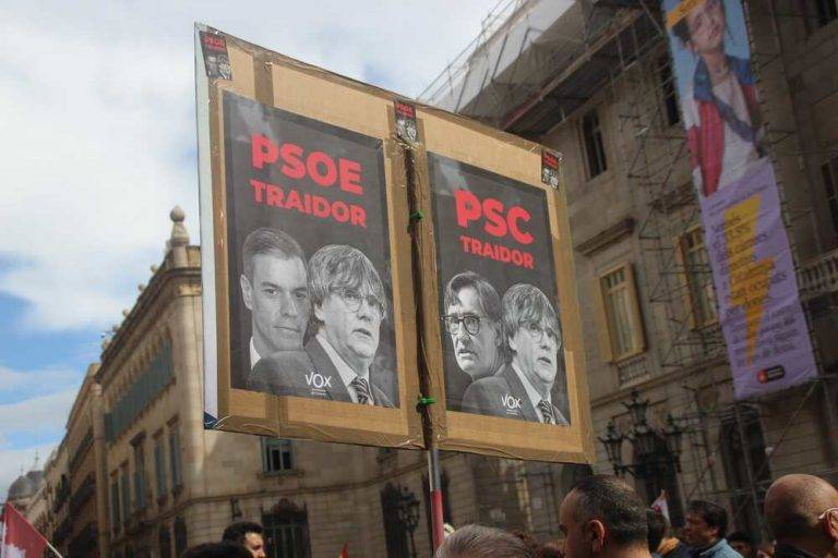 FOTOGRAFÍA. BARCELONA (REINO DE ESPAÑA), 10 DE MARZO DE 2024. Amnistía: El TC rechaza la recusación del PP contra Conde-Pumpido . Más de 5.000 personas, movilizados en tres días, rechazan los planes sanchistas con sus socios separatistas de eliminar el delito de terrorismo, traición a España y malversación (corrupción) del Código penal, imponiendo una Ley corrupta de Amnistía al golpe terrorista de 2017 en Cataluña y abriendo las puertas a la celebración de un referéndum de autodeterminación en Cataluña en los próximos meses. En representación de todas las entidades adheridas a la convocatoria, ha intervenido el jurista catalán y presidente de asociación Convivencia Cívica Catalana, Ángel Escolano Rubio. Protesta en Barcelona contra peor perro de España (Perro Sánchez). La protesta ha contado con el apoyo de VOX, Partido Popular y Ciutadans Partit de la Ciudadanía Ciudadanos (Cs), cuyo dirigentes: Ignacio Garriga Vaz de Conceiçao, Lorena Roldán Suárez y Carlos Carrizosa Torres -respectivamente- han hecho declaraciones de repulsa a la prensa contra la Amnistía corrupta. Ni olor del Partit dels Socialistes de Catalunya (PSC), ausencia criticada por la Organización, en palabras del presidente de Associació Empresaris de Catalunya, Josep Bou Vila. Los catalanes han leído un manifiesto unitario antiamnistía y en favor de la convivencia pacífica en toda España, en palabras del periodista catalán, Miquel Giménez Gómez. La activista venezolana con doble nacionalidad española,y concejala de VOX en el Ayuntamiento de Viladecans, Josling Efigenia Montilva Peralta, también ha intervenido en el acto. Lasvocesdelpueblo (Ñ Pueblo)