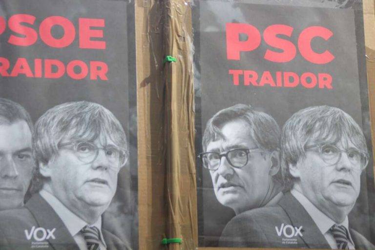 FOTOGRAFÍA. BARCELONA (REINO DE ESPAÑA), 10 DE MARZO DE 2024. Murcia recure la Ley corrupta de Amnistía criminal. Más de 5.000 personas, movilizados en tres días, rechazan los planes sanchistas con sus socios separatistas de eliminar el delito de terrorismo, traición a España y malversación (corrupción) del Código penal, imponiendo una Ley corrupta de Amnistía al golpe terrorista de 2017 en Cataluña y abriendo las puertas a la celebración de un referéndum de autodeterminación en Cataluña en los próximos meses. En representación de todas las entidades adheridas a la convocatoria, ha intervenido el jurista catalán y presidente de asociación Convivencia Cívica Catalana, Ángel Escolano Rubio. Protesta en Barcelona contra peor perro de España (Perro Sánchez). La protesta ha contado con el apoyo de VOX, Partido Popular y Ciutadans Partit de la Ciudadanía Ciudadanos (Cs), cuyo dirigentes: Ignacio Garriga Vaz de Conceiçao, Lorena Roldán Suárez y Carlos Carrizosa Torres -respectivamente- han hecho declaraciones de repulsa a la prensa contra la Amnistía corrupta. Ni olor del Partit dels Socialistes de Catalunya (PSC), ausencia criticada por la Organización, en palabras del presidente de Associació Empresaris de Catalunya, Josep Bou Vila. Los catalanes han leído un manifiesto unitario antiamnistía y en favor de la convivencia pacífica en toda España, en palabras del periodista catalán, Miquel Giménez Gómez. La activista venezolana con doble nacionalidad española,y concejala de VOX en el Ayuntamiento de Viladecans, Josling Efigenia Montilva Peralta, también ha intervenido en el acto. Lasvocesdelpueblo (Ñ Pueblo)
