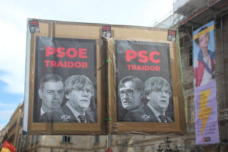 FOTOGRAFÍA. BARCELONA (REINO DE ESPAÑA), 10 DE MARZO DE 2024- TSJC lleva la amnistía ante TJUE y TC por quebrantar seguridad jurídica y romper separación de poderes y reserva jurisdiccional.- Aprobado el informe antiAmnistía con votos de VOX y PP. Más de 5.000 personas, movilizados en tres días, rechazan los planes sanchistas con sus socios separatistas de eliminar el delito de terrorismo, traición a España y malversación (corrupción) del Código penal, imponiendo una Ley corrupta de Amnistía al golpe terrorista de 2017 en Cataluña y abriendo las puertas a la celebración de un referéndum de autodeterminación en Cataluña en los próximos meses. En representación de todas las entidades adheridas a la convocatoria, ha intervenido el jurista catalán y presidente de asociación Convivencia Cívica Catalana, Ángel Escolano Rubio. Protesta en Barcelona contra peor perro de España (Perro Sánchez). La protesta ha contado con el apoyo de VOX, Partido Popular y Ciutadans Partit de la Ciudadanía Ciudadanos (Cs), cuyo dirigentes: Ignacio Garriga Vaz de Conceiçao, Lorena Roldán Suárez y Carlos Carrizosa Torres -respectivamente- han hecho declaraciones de repulsa a la prensa contra la Amnistía corrupta. Ni olor del Partit dels Socialistes de Catalunya (PSC), ausencia criticada por la Organización, en palabras del presidente de Associació Empresaris de Catalunya, Josep Bou Vila. Los catalanes han leído un manifiesto unitario antiamnistía y en favor de la convivencia pacífica en toda España, en palabras del periodista catalán, Miquel Giménez Gómez. La activista venezolana con doble nacionalidad española,y concejala de VOX en el Ayuntamiento de Viladecans, Josling Efigenia Montilva Peralta, también ha intervenido en el acto. Lasvocesdelpueblo (Ñ Pueblo)