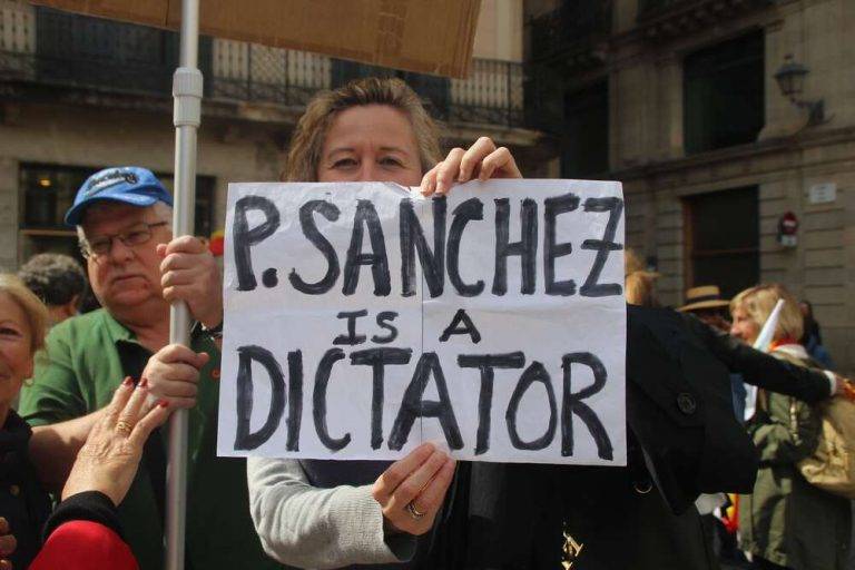 FOTOGRAFÍA. BARCELONA (REINO DE ESPAÑA), 10 DE MARZO DE 2024. Varios recursos contra la ley corrupta de amnistía criminal. Más de 5.000 personas, movilizados en tres días, rechazan los planes sanchistas con sus socios separatistas de eliminar el delito de terrorismo, traición a España y malversación (corrupción) del Código penal, imponiendo una Ley corrupta de Amnistía al golpe terrorista de 2017 en Cataluña y abriendo las puertas a la celebración de un referéndum de autodeterminación en Cataluña en los próximos meses. En representación de todas las entidades adheridas a la convocatoria, ha intervenido el jurista catalán y presidente de asociación Convivencia Cívica Catalana, Ángel Escolano Rubio. Protesta en Barcelona contra peor perro de España (Perro Sánchez). La protesta ha contado con el apoyo de VOX, Partido Popular y Ciutadans Partit de la Ciudadanía Ciudadanos (Cs), cuyo dirigentes: Ignacio Garriga Vaz de Conceiçao, Lorena Roldán Suárez y Carlos Carrizosa Torres -respectivamente- han hecho declaraciones de repulsa a la prensa contra la Amnistía corrupta. Ni olor del Partit dels Socialistes de Catalunya (PSC), ausencia criticada por la Organización, en palabras del presidente de Associació Empresaris de Catalunya, Josep Bou Vila. Los catalanes han leído un manifiesto unitario antiamnistía y en favor de la convivencia pacífica en toda España, en palabras del periodista catalán, Miquel Giménez Gómez. La activista venezolana con doble nacionalidad española,y concejala de VOX en el Ayuntamiento de Viladecans, Josling Efigenia Montilva Peralta, también ha intervenido en el acto. Lasvocesdelpueblo (Ñ Pueblo)