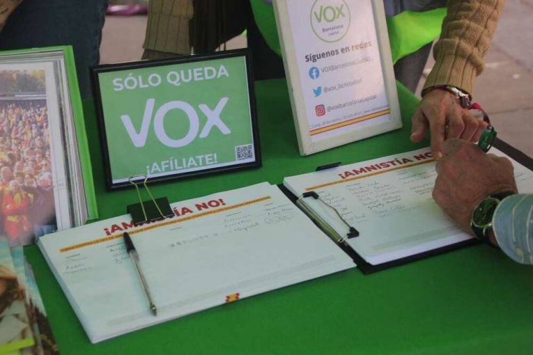 FOTOGRAFÍA. BARCELONA (REINO DE ESPAÑA), 10 DE MARZO DE 2024. Ciudadanos desaparece y VOX crece y crece . Más de 5.000 personas, movilizados en tres días, rechazan los planes sanchistas con sus socios separatistas de eliminar el delito de terrorismo, traición a España y malversación (corrupción) del Código penal, imponiendo una Ley corrupta de Amnistía al golpe terrorista de 2017 en Cataluña y abriendo las puertas a la celebración de un referéndum de autodeterminación en Cataluña en los próximos meses. En representación de todas las entidades adheridas a la convocatoria, ha intervenido el jurista catalán y presidente de asociación Convivencia Cívica Catalana, Ángel Escolano Rubio. Protesta en Barcelona contra peor perro de España (Perro Sánchez). La protesta ha contado con el apoyo de VOX, Partido Popular y Ciutadans Partit de la Ciudadanía Ciudadanos (Cs), cuyo dirigentes: Ignacio Garriga Vaz de Conceiçao, Lorena Roldán Suárez y Carlos Carrizosa Torres -respectivamente- han hecho declaraciones de repulsa a la prensa contra la Amnistía corrupta. Ni olor del Partit dels Socialistes de Catalunya (PSC), ausencia criticada por la Organización, en palabras del presidente de Associació Empresaris de Catalunya, Josep Bou Vila. Los catalanes han leído un manifiesto unitario antiamnistía y en favor de la convivencia pacífica en toda España, en palabras del periodista catalán, Miquel Giménez Gómez. La activista venezolana con doble nacionalidad española,y concejala de VOX en el Ayuntamiento de Viladecans, Josling Efigenia Montilva Peralta, también ha intervenido en el acto. Lasvocesdelpueblo (Ñ Pueblo)