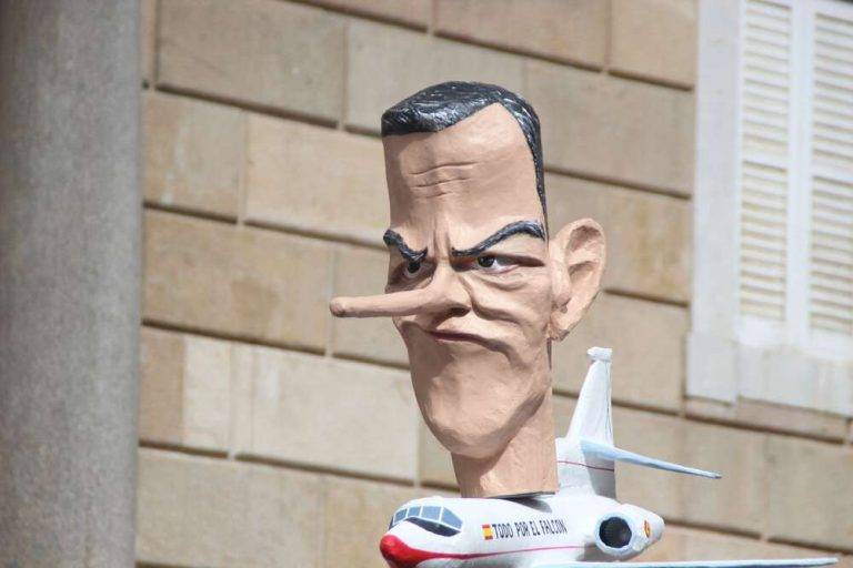 FOTOGRAFÍA. BARCELONA (REINO DE ESPAÑA), 10 DE MARZO DE 2024. Conde-Pumpido deniega alterar el orden del día ante incidentes de recusación con la Amnistía. Más de 5.000 personas, movilizados en tres días, rechazan los planes sanchistas con sus socios separatistas de eliminar el delito de terrorismo, traición a España y malversación (corrupción) del Código penal, imponiendo una Ley corrupta de Amnistía al golpe terrorista de 2017 en Cataluña y abriendo las puertas a la celebración de un referéndum de autodeterminación en Cataluña en los próximos meses. En representación de todas las entidades adheridas a la convocatoria, ha intervenido el jurista catalán y presidente de asociación Convivencia Cívica Catalana, Ángel Escolano Rubio. Protesta en Barcelona contra peor perro de España (Perro Sánchez). La protesta ha contado con el apoyo de VOX, Partido Popular y Ciutadans Partit de la Ciudadanía Ciudadanos (Cs), cuyo dirigentes: Ignacio Garriga Vaz de Conceiçao, Lorena Roldán Suárez y Carlos Carrizosa Torres -respectivamente- han hecho declaraciones de repulsa a la prensa contra la Amnistía corrupta. Ni olor del Partit dels Socialistes de Catalunya (PSC), ausencia criticada por la Organización, en palabras del presidente de Associació Empresaris de Catalunya, Josep Bou Vila. Los catalanes han leído un manifiesto unitario antiamnistía y en favor de la convivencia pacífica en toda España, en palabras del periodista catalán, Miquel Giménez Gómez. La activista venezolana con doble nacionalidad española,y concejala de VOX en el Ayuntamiento de Viladecans, Josling Efigenia Montilva Peralta, también ha intervenido en el acto. Lasvocesdelpueblo (Ñ Pueblo)