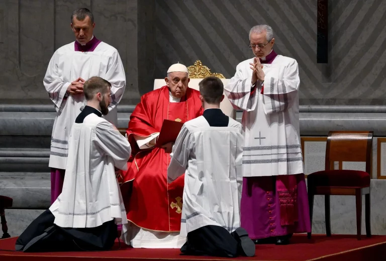 FOTOGRAFÍA. CIUDAD DEL VATICANO (EL VATICANO), VIERNES SANTO 29 DE MARZO DE 2024. Francisco: "Soy un Papa que hace mucho lío". El Papa Francisco con problemas respiratorios se retira el Viernes Santo. El Papa Francisco celebra la Misa del Viernes Santo por la Pasión del Señor en la Basílica de San Pedro en el Vaticano, Ciudad del Vaticano, 29 de marzo de 2024. Efe