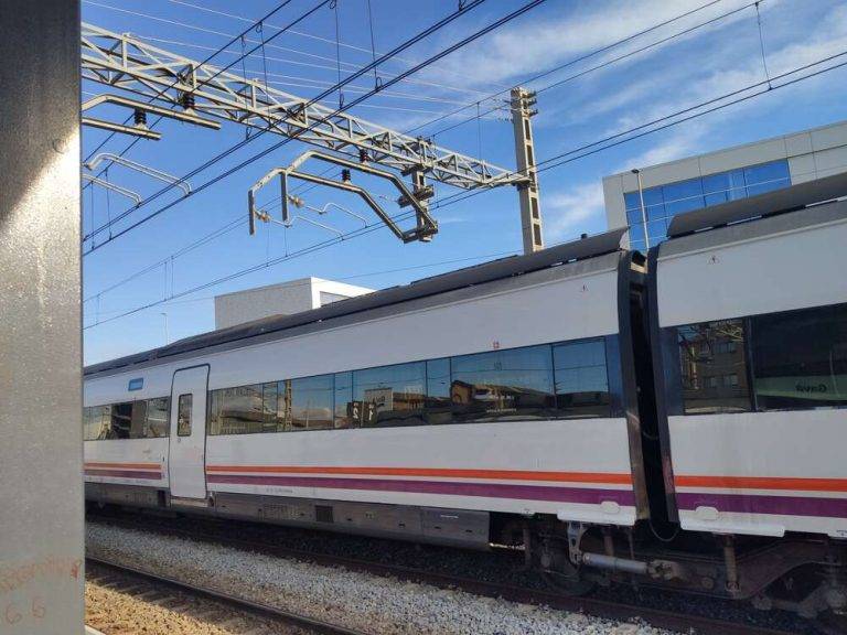 FOTOGRAFÍA. GAVÁ (COMARCA DEL BAJO LLOBREGAT) PROVINCIA DE BARCELONA (REINO DE ESPAÑA, 09 DE FEBRERO DE 2024. Rodalies: "Los Mossos son responsables de seguridad". Varias personas en un andén de la Estación de tren Renfe de Gavá, en la provincia de Barcelona, Reino de España, esperando su tren que sufre varios decenas de minutos de retraso por una huelga general en Renfe, Rodalies Catalunya. Lasvocesdelpueblo (Ñ Pueblo) 