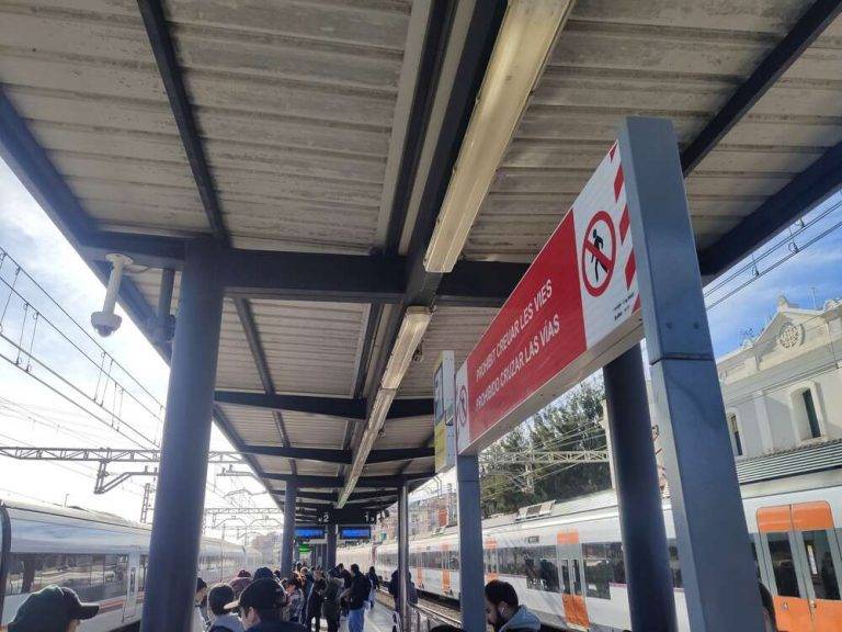 FOTOGRAFÍA. GAVÁ (COMARCA DEL BAJO LLOBREGAT) PROVINCIA DE BARCELONA (REINO DE ESPAÑA, 09 DE FEBRERO DE 2024. Adif lleva ante Tribunales el sabotaje contra Rodalies. Varias personas en un andén de la Estación de tren Renfe de Gavá, en la provincia de Barcelona, Reino de España, esperando su tren que sufre varios decenas de minutos de retraso por una huelga general en Renfe, Rodalies Catalunya. Lasvocesdelpueblo (Ñ Pueblo) 