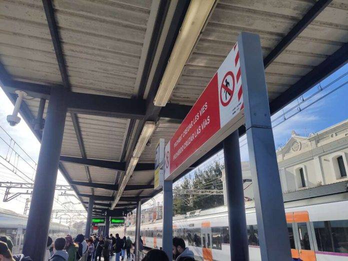 FOTOGRAFÍA. GAVÁ (COMARCA DEL BAJO LLOBREGAT) PROVINCIA DE BARCELONA (REINO DE ESPAÑA, 09 DE FEBRERO DE 2024. Adif y Renfe: "Sentimos impotencia" ante sabotaje. Varias personas en un andén de la Estación de tren Renfe de Gavá, en la provincia de Barcelona, Reino de España, esperando su tren que sufre varios decenas de minutos de retraso por una huelga general en Renfe, Rodalies Catalunya. Lasvocesdelpueblo (Ñ Pueblo) 
