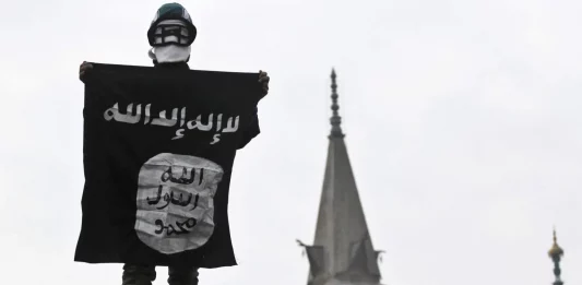 FOTOGRAFÍA. MUNDO, AÑO 2024. Cataluña registra un 62 % de radicalización yihadista en 2023.- ISIS llama a sus "leones solitarios" a masacrar a europeos y judíos. Un terrorista islamista exhibe una bandera del del grupo terrorista islamista e yihadista Estado Islámico de Irak y del Levante (EIIL), en sus siglas en inglés (ISIS) y en árabe Dáesh o Daish. Efe