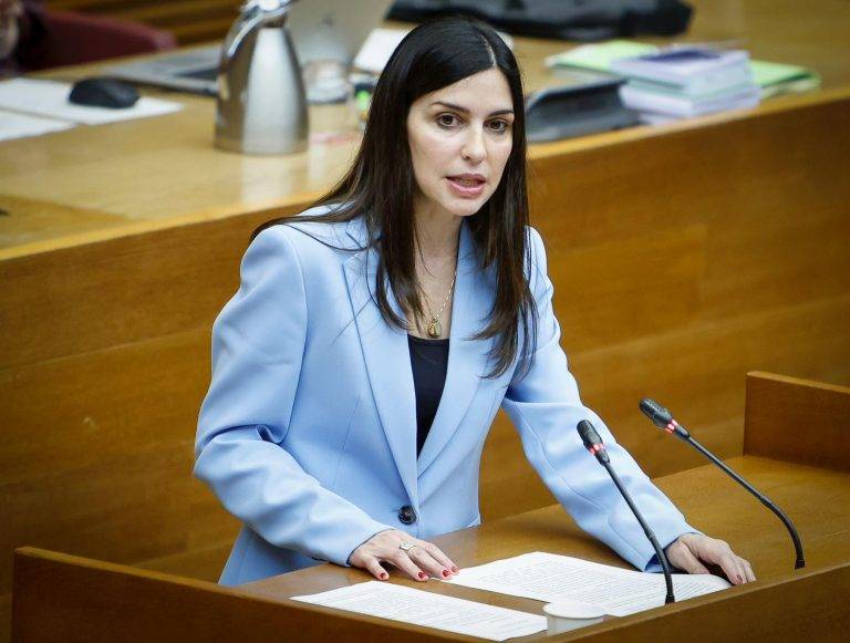 FOTOGRAFÍA. VALENCIA (ESPAÑA), JUEVES SANTO 28 DE MARZO DE 2024. Identificar a mayores en soledad con problemas de salud mental. La diputada del Grupo Parlamentario VOX Comunidad Valenciana Miriam Turiel Mollá, este Jueves Santo durante una sesión parlamentaria de las Cortes Valencianas. Lasvocesdelpueblo (Ñ Pueblo) 