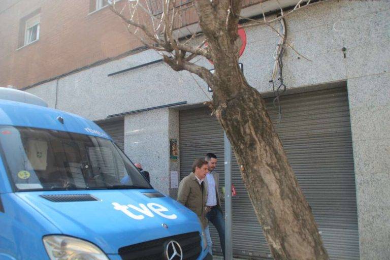 FOTOGRAFÍA. RIPOLLET (BARCELONA) REINO DE ESPAÑA, 16 DE MARZO DE 2024. Grave crisis en RTVE por control sanchista. El portavoz del Grupo Parlamentario de VOX en el Parlament de Catalunya y presidente del Comité Ejecutivo Provincial del partido en Barcelona, Joan Garriga Doménech, ha arropado hoy al Grupo Municipal de su formación en Ripollet, municipio de la comarca del Vallés Occidental (provincia de Barcelona), que integran Argyris Hortas Gozalbo (portavoz) y Manuel Agudo Ríos, durante una visita en la ciudad -para conocer los problemas, de primera mano-; una visita marcada por el adelanto electoral al Parlament de Catalunya que ha finalizado en Plaza Pere Quart de Ripollet en un encuentro con los simpatizantes y afiliados. También estuvo presente la portavoz del Grupo Municipal de VOX en el Ayuntamiento de Sabadell (Barcelona) y coordinadora de Zona -comarcal del Vallés Occidental- Nuria Alejandra Acacio Montesinos (Nuria Acacio). furgoneta televisión española, RTVE. Lasvocesdelpueblo (Ñ Pueblo)