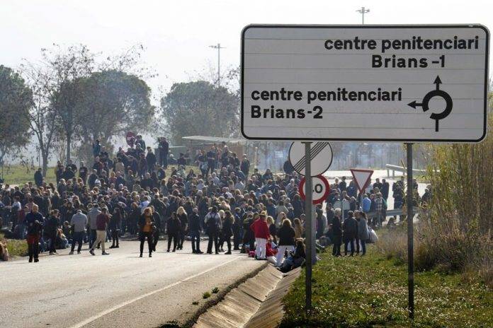 Funcionarios bloquean accesos a cárceles catalanas en protesta por asesinato de cocinera