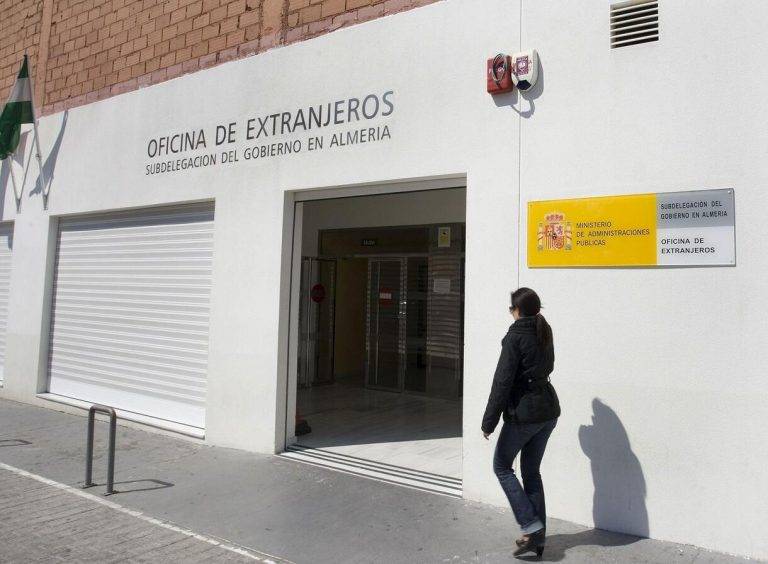 FOTOGRAFÍA. ALMERÍA (ANDALUCÍA) REINO DE ESPAÑA, 01 DE ABRIL DE 2009. Prisión y multa por atacar a una inmigrante negra de Brasil: "Extranjera de mierda". La Comunidad autónoma de Andalucía registró hoy ha una personas cerca de la entrada de la Oficina de extranjeros de la Subdelegación del Gobierno del Reino de España en Almería, Andalucía. Inmigración ilegal, Extranjería. Efe