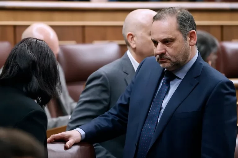 FOTOGRAFÍA. MADRID (REINO DE ESPAÑA), FEBRERO DE 2024. El juez del Caso Koldo pide "certificación acreditativa" de José Luis Ábalos. El exministro de Transportes, ex secretario de Organización diputado del PSOE y ex diputados del PSOE, ahora expulsado del Partido Socialista y del Grupo Parlamentario en el Congreso de los Diputados y refugiado en el Grupo Mixto, por su papelón de "cabecilla política" del PSOE en la trama corrupta socialista de cobros de comisiones millonarias en contratos de compras de mascarillas de la pandemia del coronavirus (COVID 19), José Luis Ábalos Meco, en el pleno del Congreso de los Diputados. Pagos de Ábalos a familia Koldo y ex mujer. Efe