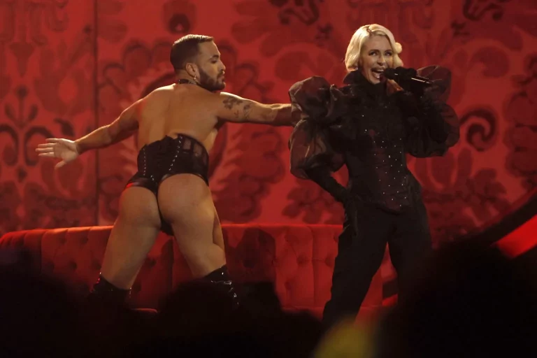 FOTOGRAFÍA. BENIDORM (ALICANTE) COMUNIDAD AUTÓNOMA VALENCIANA (REINO DE ESPAÑA, 31 DE ENERO DE 2024. Benidorm (Alicante) (EFE).- La canción Zorra es pegadiza y bailable. Nebulossa es un dúo de electropop español de Ondara, formado por la cantante María José Bas Arguijo de nombre artístico "Mery Bas" (Alicante, 1968) y el teclista, músico, productor musical y fundador y responsable de Atomic Studio, Lorenzo Giner Puchol de nombre artístico de "Mark Dasousa" (Ondara, Alicante, 1974). En la imagen, Nebulossa -María José Bas Arguijo (d)- interpreta "Zorra" en la primera semifinal del Benidorm Fest celebrada este martes en la localidad alicantina. La "Zorra" del dúo Nebulossa se ha adueñado este martes por sorpresa de la primera eliminatoria de Benidorm Fest y emprende camino ligero a la final del próximo sábado y a la posibilidad de representar a España en Eurovisión 2024 con su mensaje feminista. "No nos creemos lo que está pasando, sentirnos tan abrigados y con la gente cantando un grito a la libertad", han celebrado los de Ondara (Alicante) al término de la gala en el Palau d'Esports l'Illa de la ciudad que da nombre a esta preselección nacional, tras conquistar 149 puntos y, en contra de los pronósticos, la mejor valoración del jurado profesional. Efe