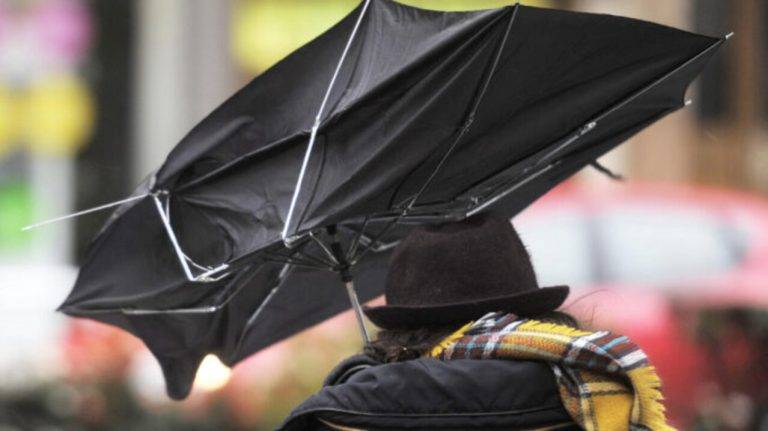 FOTOGRAFÍA. REINO DE ESPAÑA, 27 DE FEBRERO DE 2016. Vientos húmedos en España . Lluvias fuertes y dispersas el Sábado Santo en España. España registra una persona cuya paragua ha sido atacado con violencia por parte de fuertes vientos en el país. Efe