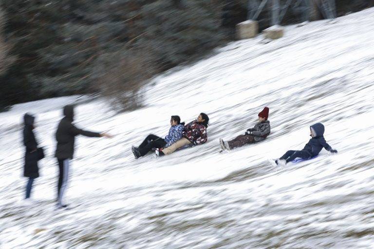 FOTOGRAFÍA. PUERTO DE COTOS (MADRID) REINO DE ESPAÑA, 26/03/2024.- Lluvias generalizadas el Miércoles Santo en España. Visitantes disfrutan de la nieve este martes en Puerto de Cotos, Madrid. Durante este martes, la nieve caerá en numerosas comunidades como Aragón, Asturias, Cantabria, Castilla y León, Castilla-La Mancha, Cataluña, Comunidad de Madrid, Navarra y La Rioja, donde hay aviso amarillo por nevadas que acumularán entre 2-5 centímetros en 24 horas, salvo en puntos del Pirineo, donde los espesores podrían llegar a 15 cm. Temperaturas, nieve, lluvias. Efe
