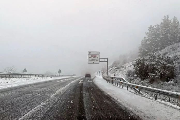 FOTOGRAFÍA. EL BIERZO (LEÓN) CASTILLA Y LEÓN (REINO DE ESPAÑA), 08 DE MARZO DE 2024. Descenso de temperaturas con lluvias y nieve en España. Detalle de carretera azotada por el temporal de nieve de este viernes en el Bierzo (León), en la Comunidad autónoma de Castilla y León, Reino de España. Lluvias y rachas viento en España. Temperaturas, Lluvia, Nieve, nevada. Efe