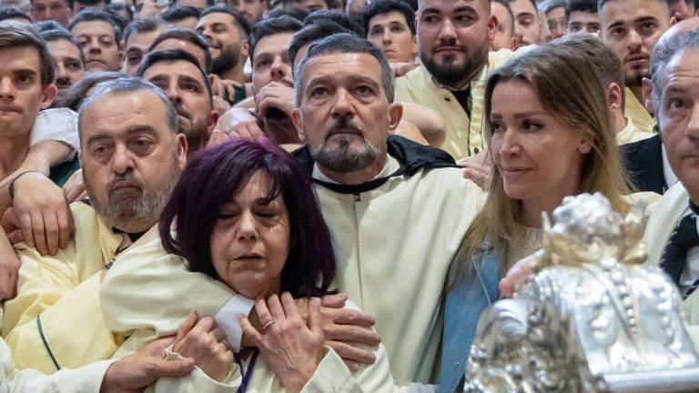 FOTOGRAFÍA. SEVILLA (REINO DE ESPAÑA), 24 DE MARZO DE 2024. Cofrades andaluces sin Domingo de Ramos . El actor Antonio Banderas (c) que ejerce habitualmente como mayordomo del Trono de la Virgen de Máría Santísima de Lágrimas y Favores, junto a su pareja Nicole Kimpel (d), tras la suspensión de la salida en procesión en la tarde de Domingo de Ramos desde la iglesia de San Juan, por previsión de lluvias en la ciudad. Efe