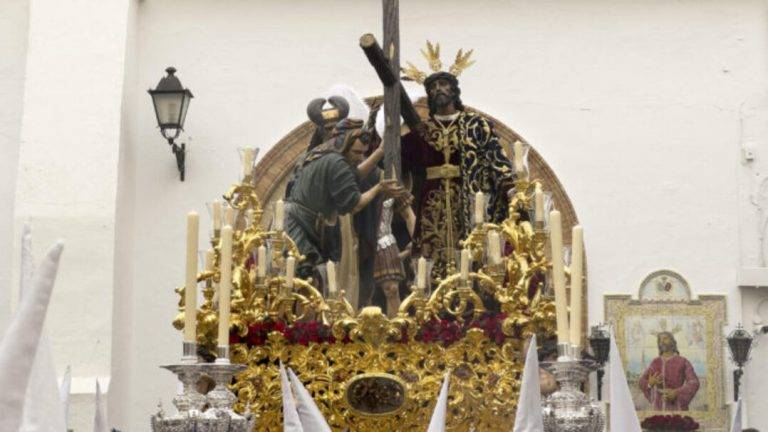FOTOGRAFÍA. SEVILLA (REINO DE ESPAÑA), 24 DE MARZO DE 2024. Cielos cubiertos y tormentas el Viernes Santo en España. Salida de la Hermandad de La Paz, que pese a las previsiones climatológicas ha participado en la procesión del Domingo de Ramos y se dirige a la Catedral de Sevilla. Efe