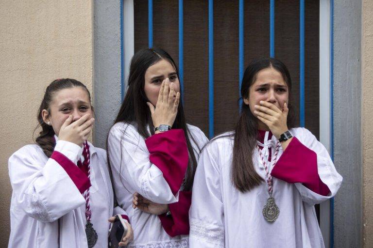 FOTOGRAFÍA. ANDALUCÍA (REINO DE ESPAÑA), 25 DE MARZO DE 2024. Las lluvias atropellan al lunes Santo andaluz. Semana Santa. Varias hermanas de la cofradía de Nuestro Padre Jesús Cautivo y María Santísima de la Trinidad lloran al cancelarse por la lluvia la salida procesional de los sagrados titulares durante este lunes. Efe